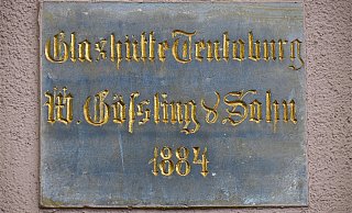 Goldene Vergangenheit: Die Schrift an einer der beiden Erinnerungstafeln an den Häusern legt diesen Schluss nahe. FOTO: K. EHMKE - d