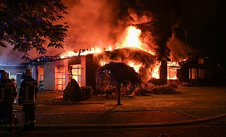 Ein Großbrand in einer Tischlerei in Hille-Holzhausen sorgt in der Nacht für einen Großeinsatz der Feuerwehr. Foto: - Susanne Kußmann