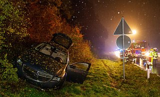 Der Opel des Kölners schlitterte rund 20 Meter durch das Gehölz neben der Fahrbahn, ehe er zum Stehen kam. Fotos: Feuerwehr Porta/Michael Horst - Feuerwehr Porta/Michael Horst