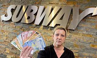 3.000 Euro will Jessica Fait, Geschäftsführerin mehrere Subway-Filialen, demjenigen bezahlen, der den entscheidenden Hinweis auf die Räuber gibt.  - Wolfgang Wotke