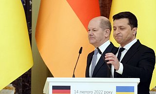 Bundeskanzler Olaf Scholz (l.) und der ukrainische Präsident Wolodymyr Selenskyj während einer gemeinsamen Pressekonferenz. - Foto: Kay Nietfeld/dpa