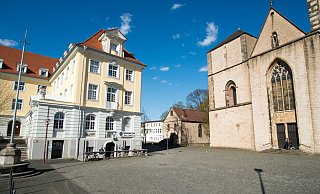 Hier - in unmittelbare Nähe des derzeigen Eingangs zur Bürgerberatung - könnte das Kunstwerk von Asta Gröting zum Thema Grundgesetz bald einen Übergangs-Standort finden. - Ralf Bittner