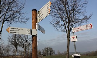 Wohin geht’s? Manchmal ist Beschilderung der Wege für Wanderer und Radfahrer zu viel – wie bei Marienmünster. - Simone Flörke