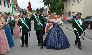 Das Regentenpaar Sebastian Köster und Angelina Gröpper genießt seine königliche Rolle im Jubiläumsjahr des Niederntudorfer Schützenvereins. - Johannes Büttner