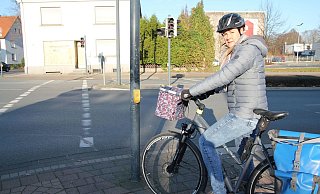 Ärgert sich, dass die Autos nicht warten müssen, sie aber schon: Viel-Radfahrerin Sabine Grimm (39) an der Kreuzung Carl-Bertelsmann-/Annen-/Kampstraße. - Ludger Osterkamp