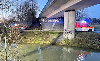 Ein aufmerksamer Radler hatte den blinkenden E-Scooter an der Böschung entdeckt. - Ralph Meyer