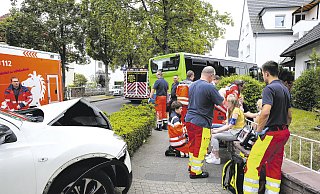 Tief geschockt: Insassen des Busses und Anwohner werden am Unglücksort von Rettungskräften versorgt. - Elke Niedringhaus-Haasper