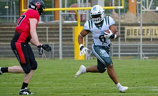 Bielefelds David Emeh (r.) besorgte beim Sieg der Bulldogs gegen die Cologne Falcons die ersten Punkte des Spiels per Touchdown. - Andreas Zobe