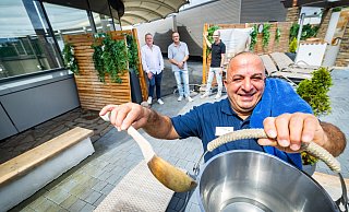 Saunameister Recep Selcik freut sich schon auf die Eröffnung der neuen Saunen. Über den aktuellen Stand berichten Marcus Lufen (v. l.), Tom Hansman und Hans-Jürgen Stern von den Bielefelder Bädern. - Sarah Jonek