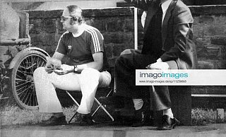 Auf der Herforder Bank: Otmar Calder trug bei Meisterschaftsspielen stets einen Anzug. Der damalige Pressesprecher des Vereins, Berno Ahlborn, mochte es lässiger. - imago images / imago sportfotodienst