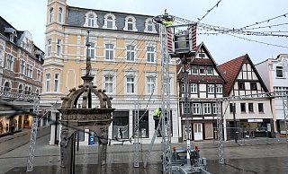 Mitarbeiter der Schaustellerfirma Küchenmeister bauen das Sternenzelt auf dem Neuen Markt ab. - Frank-Michael Kiel-Steinkamp