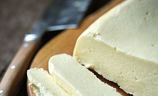 Kurzer Prozess: Wer morgen Bratkäse in die Pfanne hauen möchte, braucht für den Paneer nur Milch, Zitronen, Joghurt, Salz und Gewürze, um heute mit der Zubereitung zu beginnen. - Pedro Torres/Verlag Eugen Ulmer/dpa-tmn