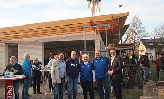 Vor dem neuen Vereinsheim: Es freuen sich die Vorständler Frank Viseneber (v. l. ), Stephan Jürgens, Birgitt Eikmeier und Thomas Eikmeier mit Bad Oeynhausens Bürgermeister Lars Bökenkröger. - Wolfgang Döbber
