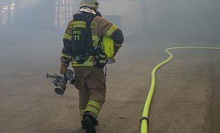 In der stark verrauchten Wohnung hätte es für die Einsatzkräfte der Freiwilligen Feuerwehr Höxter gefährlich werden können. - Ralph Meyer (Symbolbild)