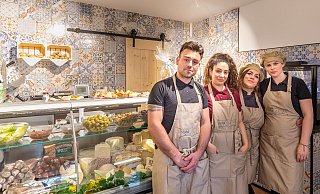 Angelo Catania (v. l.), seine Frau Jennifer Montana, seine Schwester Pasqualina und Cousine Luisa Bonelli arbeiten gemeinsam im Feinkostladen "Mamma Lucia". Der ist nach ihrer kürzlich verstorbenen Großmutter benannt. - Lena Henning