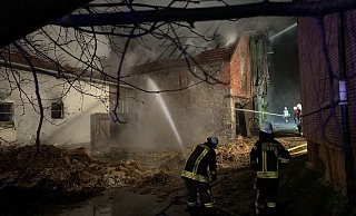 140 Einsatzkräfte bekämpften das Feuer beim Großbrand in Erwitzen. Foto: Feuerwehr - Feuerwehr