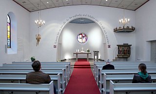 Einige Besucher suchen in der Autobahnkirche in Vlotho Exter Andacht und Ruhe (hier ein Bild von 2009). Die mehr als 300 Jahre alte Gemeindekirche im Kreis Herford feiert bald ihren 60. Geburtstag als erste Evangelische Autobahnkirche der Welt. Fotograf: Oliver Krato - dpa - Report/Verwendung weltweit