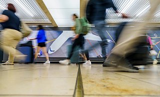 Fliegen bedeutet meist ohnehin Stress - viele Menschen, Zeitdruck, Änderungen. Wenn auch noch Angst dazukommt, ist schon der Weg zum Gate ein Horrortrip. - Andreas Arnold/dpa/dpa-tmn