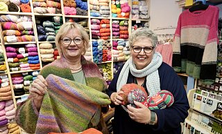 Ursula Niehaus (l.) und Karin Habighorst geben Tipps fürs Stricken. - Peter Unger
