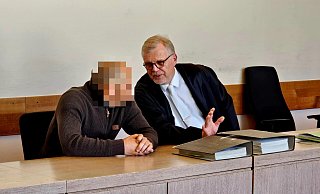 Der 42-jährige Angeklagte aus Enger (Kreis Herford) wartet an der Seite seines Verteidigers Johannes Salmen aus Lage auf den Verhandlungsbeginn. Die vorgeworfene Brandserie auf den Rohbau des Kita-Neubaus in Bad Salzuflen ist inzwischen schon ein Jahr her. - Janet König
