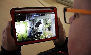 Die Drohnenaufnahme zeigt den beschädigten Bereich nach dem Feuer in einem Familienhaus am Stadtweg in Großeneder. Die Photovoltaik-Anlage auf der gegenüberliegenden Dachseite war unbeschädigt geblieben. Ruß hatte sich über die Module gelegt. - Dieter Scholz