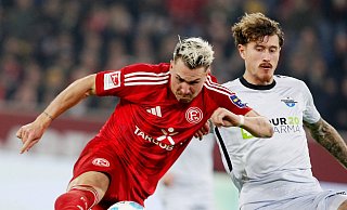 Felix Klaus (links) von Fortuna Düsseldorf und Calvin Brackelmann vom SC Paderborn 07 trennten sich am Samstagabend in der Merkur Spiel-Arenamit 1:1. - Roland Weihrauch/dpa