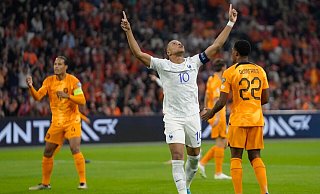Die Niederländer verloren gegen die Franzisen um Kylian Mbappé (M.). - Peter Dejong/AP/dpa