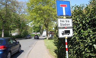 Das Schild zur Sackgasse irritiert Pkw-Fahrer. Aber: Das Verbot gilt nur für Lkw-Fahrer. - Peter Steinert
