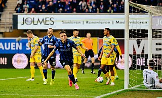 Julian Justvan dreht jubelnd ab, nachdem er die Paderborner 1:0-Führung erzielt hat. - Besim Mazhiqi