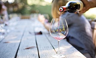 Für Genießer: Am Wochenende lockt unter anderem das Weinfest in den Schlosspark in Schloß Neuhaus. - Pixabay