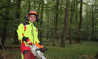 Bei der Arbeit: Roman Thater pflegt und bewirtschaftet mit seinem Forstbetrieb die heimischen Wälder. - Torsten Wegener