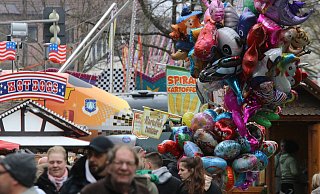 Zur Eröffnung der Osterkirmes stürmten Tausende in die Stadt und genossen endlich wieder den Duft von frischen Mandeln und Zuckerwatte. - Claus Frickemeier