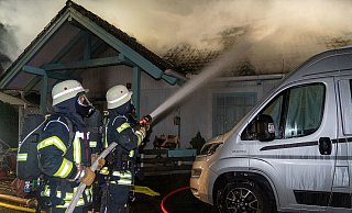 Den Hausbesitzern am Giraffenweg blieb nur noch ihr Wohnmobil. Am Haus entstand 350.000 Euro Schaden. - Christian Mathiesen