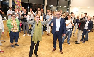 Die Wählergemeinschaft move begrüßt Gudrun Bauer, die das Direktmandat im Wahlbezirk 9 geholt hat, mit Applaus. Daumen hoch zeigt auch Vorsitzender Thomas Theilmeier, der den Verein erst im Frühjahr initiiert hat. - Marion Pokorra-Brockschmidt