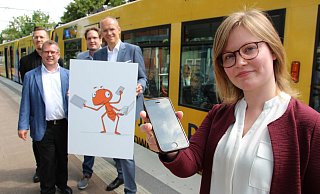 Freuen sich gemeinsam mit "Alex Ameise" (Poster) über die Infantilisierung des Nahverkehrs: Stefanie Sasse (v. r.), Martin Uekmann, Timo Prünte (alle MoBiel), sowie Martin Löhdefink und Julian König . - Ingo Kalischek