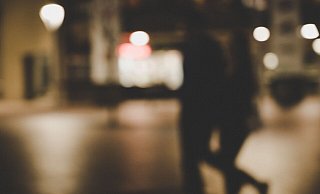 Die Polizei fahndet nach rund einem Dutzend Unbekannten. - Symbolbild: Pexels