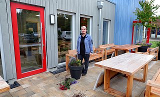 Geschäftsführerin Kathrin Eichholz ist enttäuscht über die Verwüstung am Café "Marien Blüte". - Frank-Michael Kiel-Steinkamp