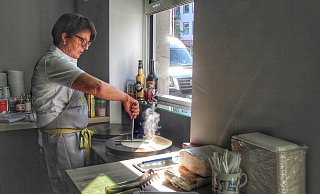 Ute Meyer fertigt ihre Crepes direkt vor dem Ausgabefenster im Bahnhof an. - Heidi Froreich