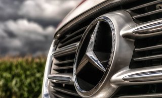 Der weiße Mercedes erreichte während der Flucht vor dem Streifenwagen Tempo 120 im Stadtgebiet. - Symbolfoto: pixabay / Creative Commons