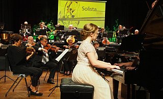 Pianistin Rahel Derksen brachte ein Klavierkonzert von Edvard Grieg zu Gehör. - Imme Lohmeyer-Lorek
