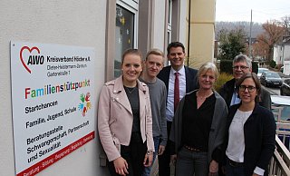 Die Bundesfreiwilligen Marleen Vogt (v.l.) und Tjorben Eggers zusammen mit Thorsten Klute (Vorstand des AWO-Bezirksverbandes Ostwestfalen Lippe), Marion Nawrath (Leiterin des Dieter-Heistermann-Zentrums), dem Bundestagsabgeordneten Christian Haase und Ute Diekmann (Koordinatorin Freiwilligendienste der AWO OWL). - Sebastian Beeg