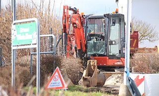Einsatzkräfte von Feuerwehr und Polizei sind in Steinheim im Großeinsatz, weil ein Bagger eine Gas-Hauptleitung beschädigt hat. - David Schellenberg