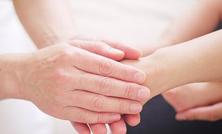 Einfach mal die Hand halten, das geht im Moment nicht: Aufgrund der aktuellen Hygienevorschriften muss Gabriele Tuchel bei Gesprächen immer Abstand wahren. - Pixabay (Symbolbild)