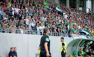 Voll besetzte Zuschauertribüne im Häcker-Wiehenstadion. - Noah Wedel