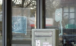 Mehrere Fensterscheiben am Bünder Rathaus wurden demoliert. - Niklas Krämer