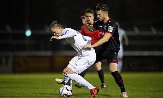 Leicht gestrauchelt: Für Lukas Kunze (l.) und den SV Rödinghausen reichte es gegen den FC Wegberg-Beeck mit Meik Kühnel nur zu einem 1:1. - Noah Wedel
