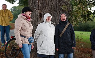 Mehrstimmig: Caro Tiemann (v.l.), Ulrike Kindermann und Birgit Koch sangen gegen die Kraft des Windes an. - Britta Bohnenkamp-Schmidt