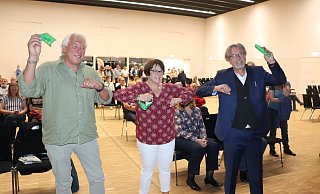 So eng wie es die Hygieneregeln erlauben, haben Alwin Wedler (l.), Sonja von Zons und Hans-Hermann Heller-Jordan das Wahlergebnis von fast 20 Prozent für die Bündnisgrünen am 13. September gefeiert . Heute ist ihnen nach Gemeinsamkeit nicht mehr zumute. - Marion Pokorra-Brockschmidt