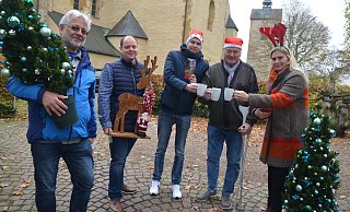 Reinhard Fender (v. l.), Matthias Kühn, Felix Althoff, Detlef Schultz und Daniela Dembert laden zum Adventsbummel an die Stiftskirche ein. - Mareike Patock