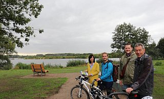 Anja Veith (v. l.), Pascal Tönnissen, Sascha Riehl und Karl Heinz Schäfer freuen sich über den neuen Rastplatz. - Moritz Jülich